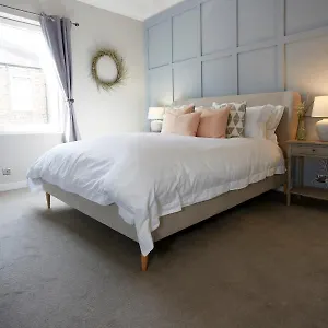  Holiday home The Bishy By Chateau Anna, Centre & Free Parking United Kingdom